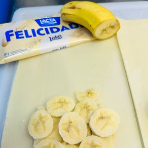 imagem do produto PASTEL BANANA COM CHOCOLATE BRANCO