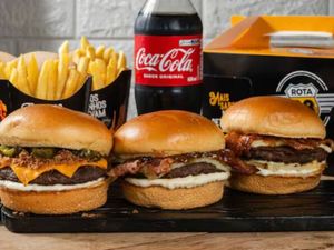 imagem do produto Combo Família (3 hambúrgueres + 3 Fritas + 1 Coca - cola 2 litros )