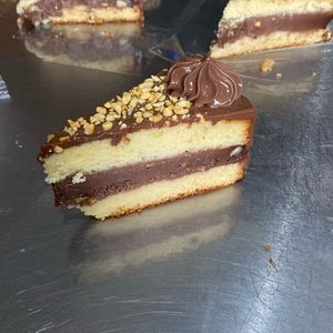 imagem do produto Fatia de chocolate com castanha de caju 