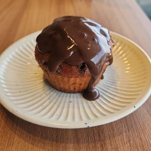 imagem do produto PEDAÇO BOLO DE MORANGO C/COBERTURA DE CHOCOLATE SEM LACTOSE e SEM GLÚTEN 