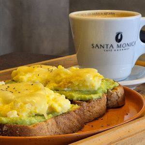 imagem do produto COMBO AVOCADO TOAST + CAPPUCCINO SANTA MÔNICA 180ML SEM LACTOSE 