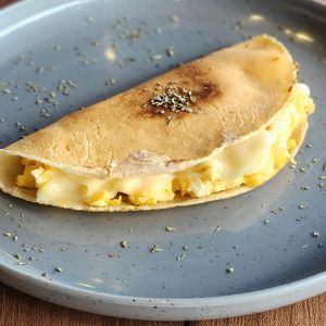 imagem do produto WRAP DE TAPIOCA COM OVOS MEXIDOS E QUEIJO ZERO LACTOSE, SEM GLÚTEN E SEM AÇÚCAR 