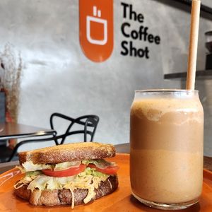 imagem do produto COMBO LANCHE DE FRANGO + FROZEN COFFEE 440ML S/LACTOSE 