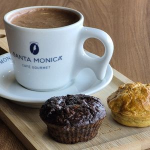 imagem do produto COMBO CAPPUCCINO SANTA MÔNICA 180ML S/LACTOSE + MUFFIN + EMPADA DE TAPIOCA C/RECHEIO DE FRANGO
