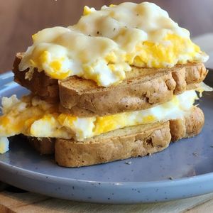 imagem do produto PÃO DE TAPIOCA SEM GLÚTEN C/OVOS MEXIDOS E QUEIJO SEM LACTOSE 