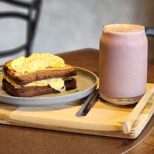 imagem do produto COMBO BOMBA DE AÇAÍ C/WHEY 460ML + PÃO C/ OVOS MEXIDOS E QUEIJO MUSSARELA SEM LACTOSE 