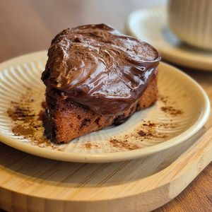 imagem do produto PEDAÇO BOLO DE MORANGO SEM LACTOSE + COBERTURA DE CHOCOLATE + WHEY