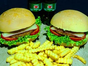 imagem do produto 2 x-burguer + 2 gurana 250ml + porção de fritas.