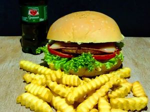 imagem do produto Combo 1 x burguer + Guarana 200ml + porção de fritas