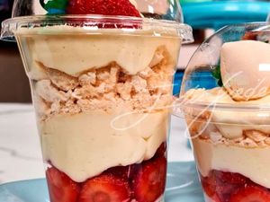 imagem do produto Copo da Felicidade Merengue com Morango.