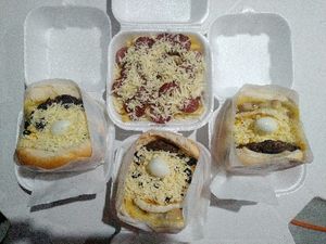 imagem do produto 2 xbacon + 1 xegg bacon + batata frita c/calabresa e queijo ralado na hamburgueira + refrigerante de 1,5ltr.