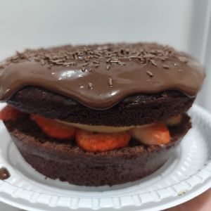 imagem do produto Bolo de chocolate com morango e ninho 