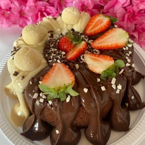 imagem do produto Bolo Vulcão sensação (Ninho e brigadeiro).Serve 5 a 7 fatias.