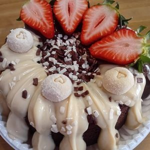 imagem do produto Bolo Vulcão sensação (Ninho e brigadeiro).Serve até 7 fatias.