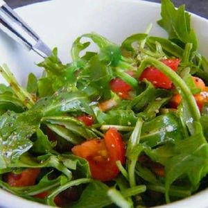 imagem do produto Salada de alface americana, tomate e cebola roxa