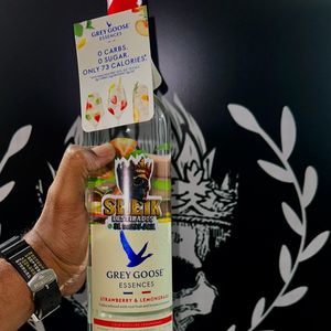 imagem do produto VODKA GREY GOOSE MORANGO 750Ml