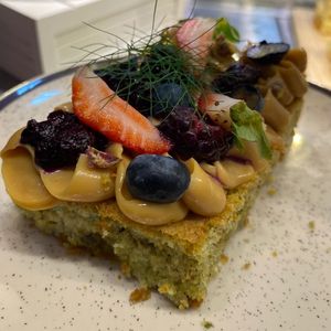 imagem do produto Torta Pistache c/ Doce de Leite e Frutas Vermelhas SEM GLÚTEN, SEM LACTOSE, SEM AÇÚCAR 