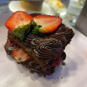 imagem do produto Torta Chocolate c/ Morango SEM GLÚTEN, SEM LACTOSE, SEM AÇÚCAR 