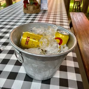 imagem do produto Balde com 5 latas Skol e gelo 