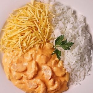 imagem do produto Marmita de Strogonoff com arroz e batata palha (p)