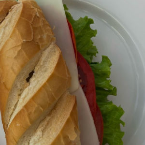imagem do produto sanduíche frio de frango na baguete