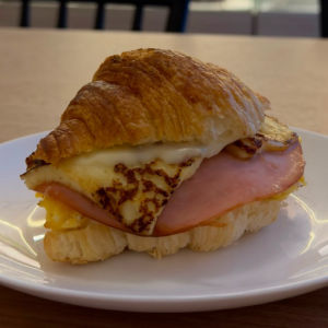 imagem do produto Croissant queijo coalho com peito de peru & cream cheese