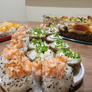 imagem do produto Combo 3: 1 yakisoba 800g + 8 un. Hot roll + 8 un Uramaki + 2 Joys cru ou flambado