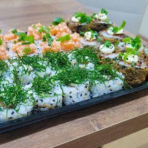 imagem do produto Combo 2  16 un. de URAMAKI + 8 un. Hot roll 