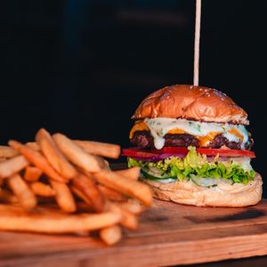 imagem do produto Tradicional hambúrguer(150gr) estilo americano + fritas 🍟