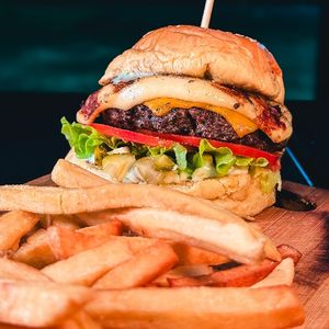 imagem do produto Hambúrguer artesanal(180gr) com queijo coalho assados na brasa + fritas 🍟