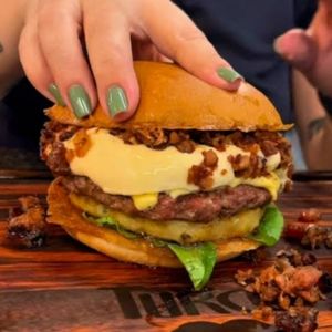 imagem do produto LUCI'BURGUER 2 ⭐⭐ESTRELAS