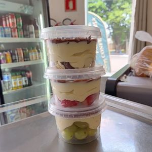 imagem do produto Bombom no pote /Uva/Morango/ Ouro branco.