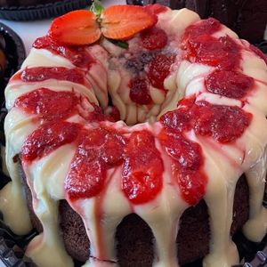 imagem do produto Bolos com geleia de morango e cobertura de creme branco 