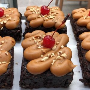 imagem do produto **Brownie Delícia com Doce de Leite e Cereja 
