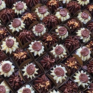 imagem do produto  Centro C/50un de Brigadeiros confeitados sortidos