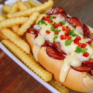 imagem do produto HOT DOG DE CALABRESA E QUEIJO + PORÇÃO DE BATATA FRITA