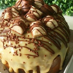 imagem do produto Panetone artesanal com gotas de chocolate recheado com kinder bueno