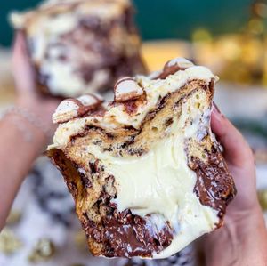 imagem do produto Panetone artesanal com gotas de chocolate recheado de ninho com nutella