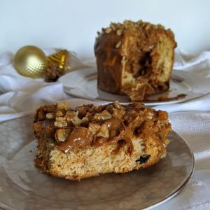 imagem do produto Panetone artesanal com gotas de chocolate recheado de doce de leite com nozes