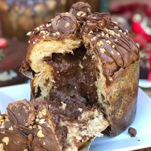 imagem do produto Panetone artesanal com gotas de chocolate recheado de ferrero rocher
