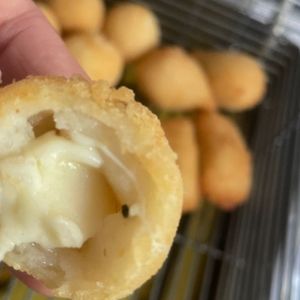 imagem do produto combo de mini bolinhas de queijo