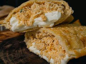 imagem do produto Pastel Grande de Frango Cremoso (Frango e Requeijão)