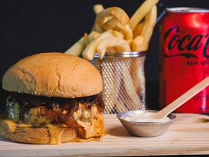 imagem do produto Cheddar Melt + batata e refrigerante