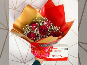 imagem do produto Buquê 6 rosas vermelhas + Raffaello