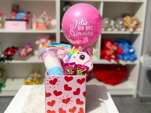 imagem do produto Caixa Unicórnio + Pelúcia + Balão personalizado