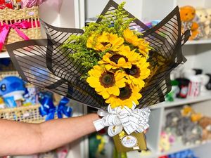 imagem do produto Buquê de Luxo 6 Girassóis + Ferrero Rocher de 4 un