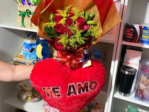 imagem do produto Buquê com 12 Rosas Vermelhas+ Pelúcia Coração