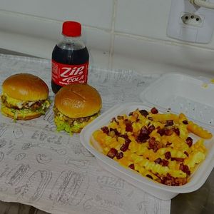 imagem do produto COMBO COM DOIS MINI HAMBÚRGUER, BATATA + REFRI 237ML 