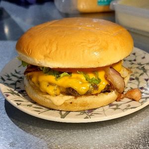 imagem do produto DUPLO BACON + 2 REFRI UVA, LARANJA OU SPRITE 220ML