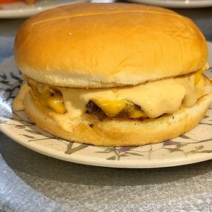 imagem do produto TRADICIONAL DUPLO + 2 REFRI UVA, LARANJA OU SPRITE 220ML